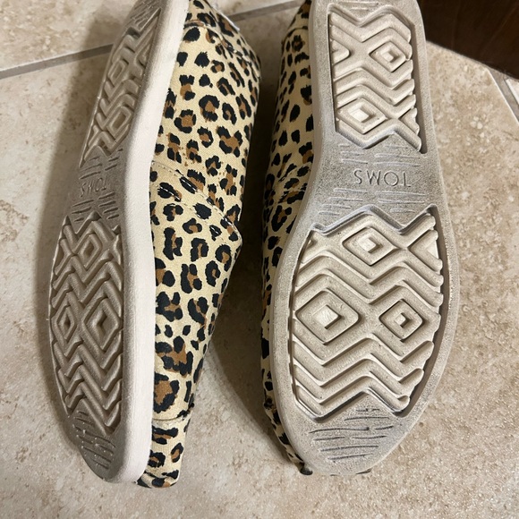 TOMS Leopard Print Slip-On Shoes - Picture 2 of 5